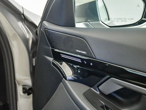 Used 2025 BMW 530i w/ Premium Package image 17