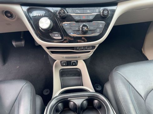 Used 2021 Chrysler Pacifica Touring-L image 21