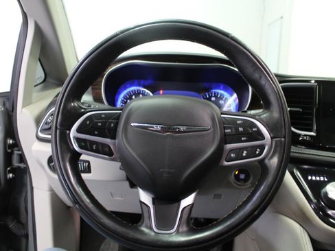 Used 2022 Chrysler Pacifica Limited image 9