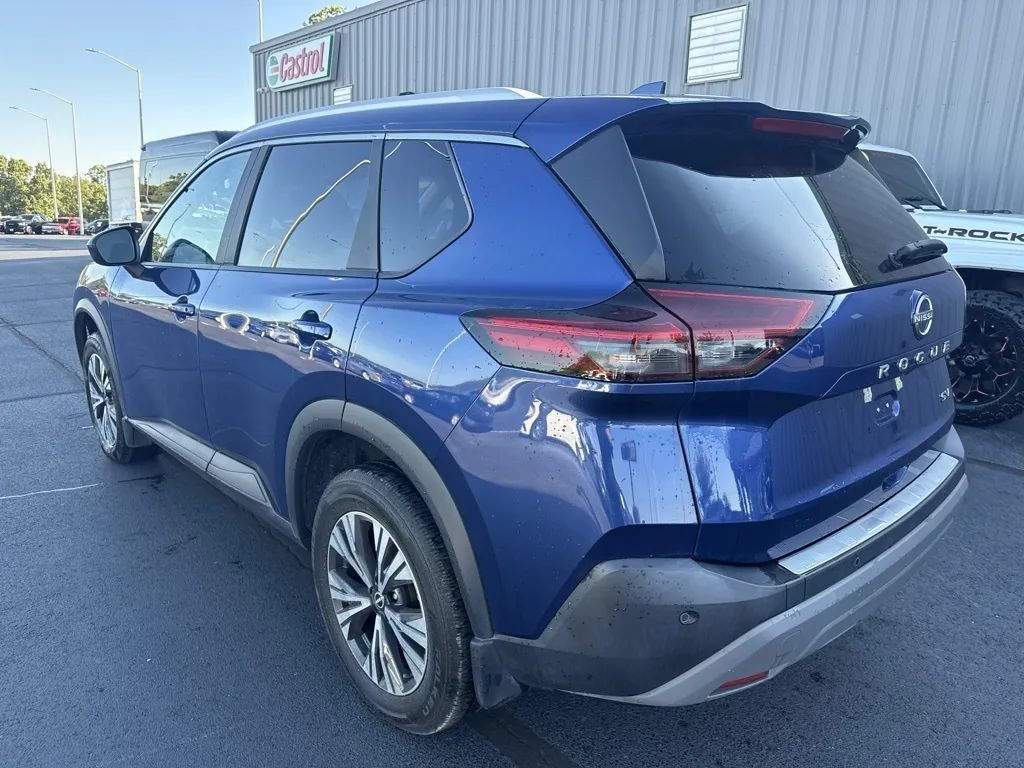 Used 2023 Nissan Rogue SV w/ SV Premium B Package FWD image 2