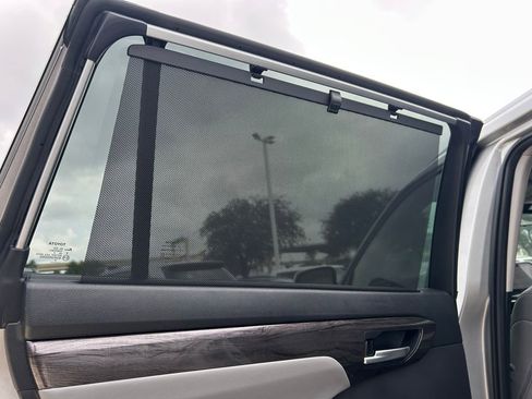 Used 2023 Toyota Highlander Limited image 19