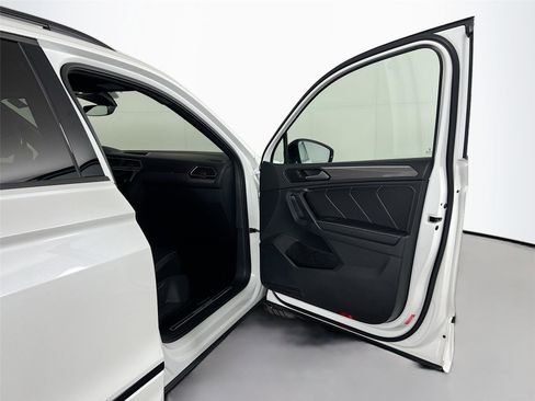 Used 2024 Volkswagen Tiguan SE R-Line image 27