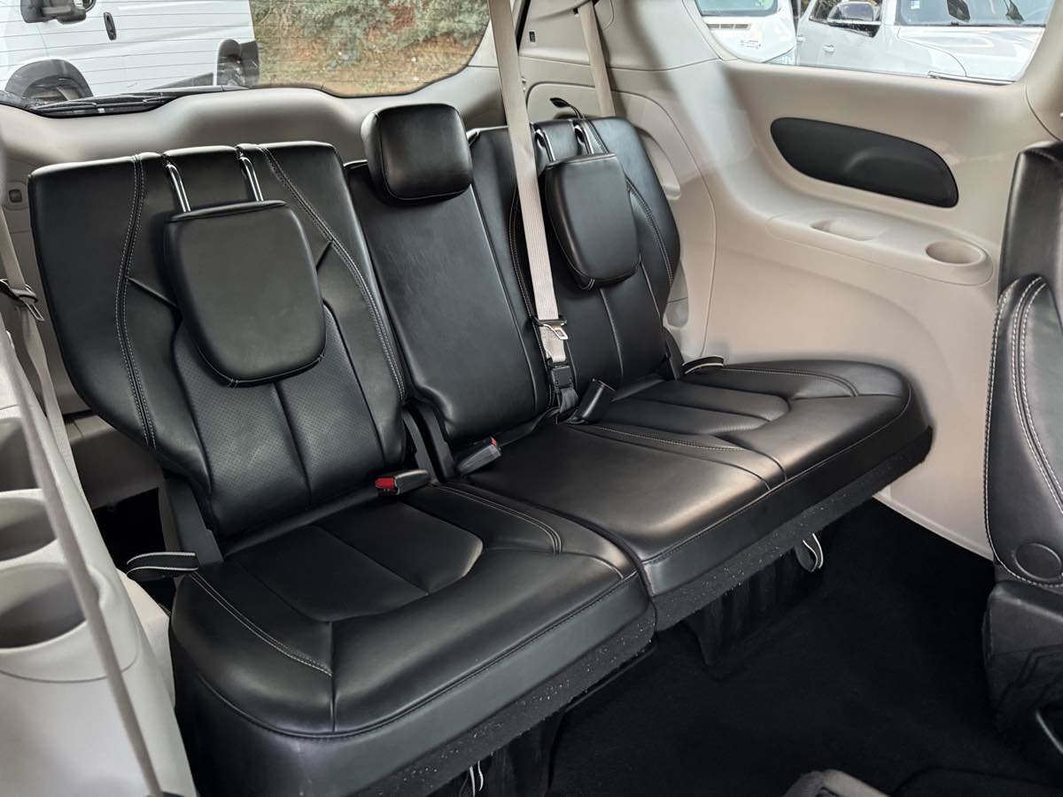 Used 2023 Chrysler Pacifica Touring-L FWD image 18