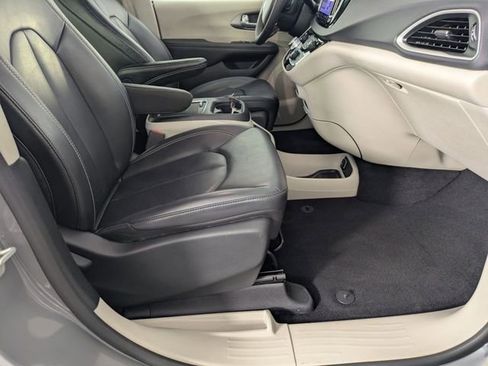 Used 2023 Chrysler Pacifica Touring-L image 32