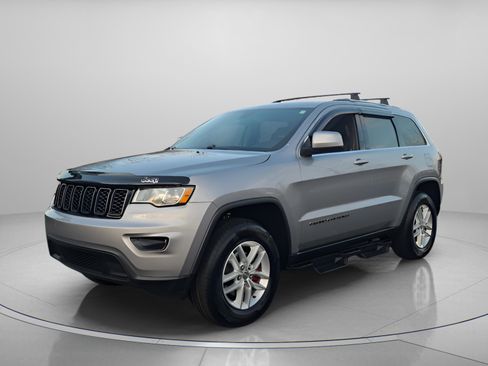 Used 2018 Jeep Grand Cherokee Laredo image 2