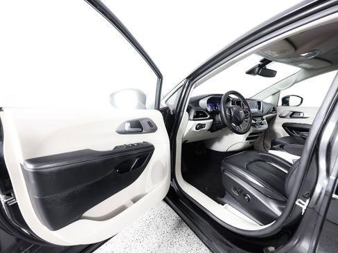 Used 2022 Chrysler Pacifica Touring-L FWD image 23
