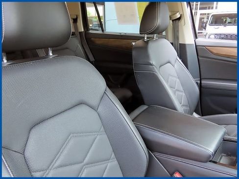 Used 2024 Volkswagen Atlas SE w/ Panoramic Sunroof Package AWD/4WD image 9