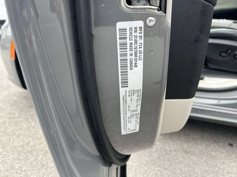 Used 2022 Chrysler Pacifica Limited FWD image 34