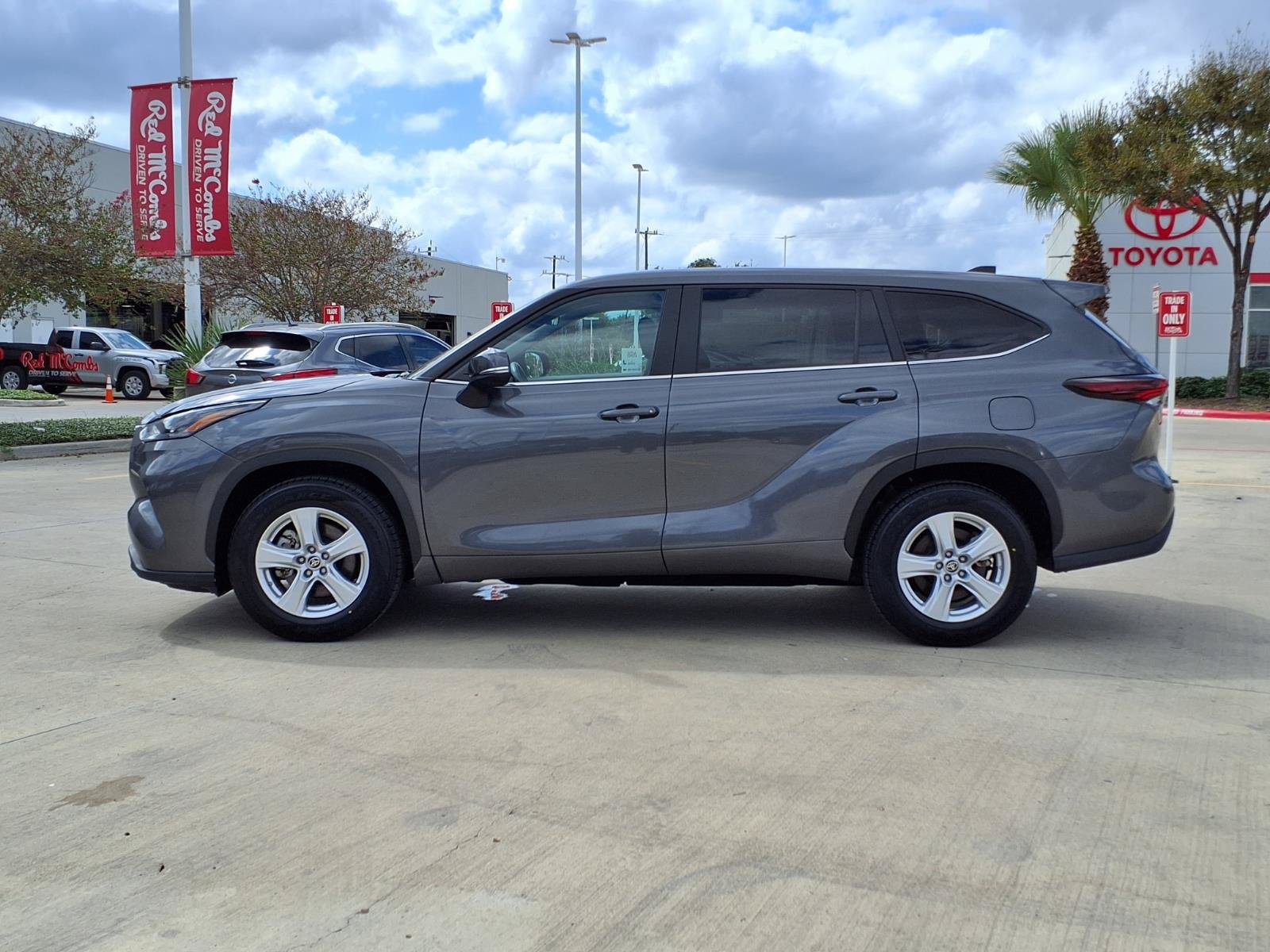 Used 2025 Toyota Highlander LE FWD image 8