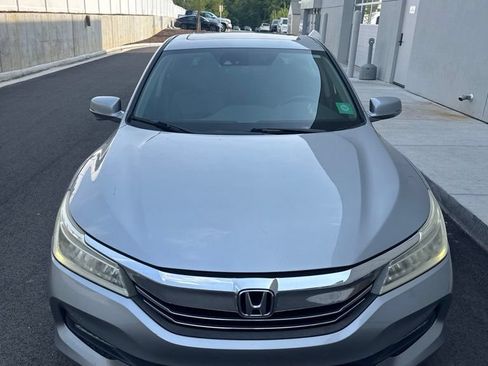 Used 2017 Honda Accord Touring image 2