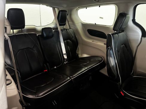 Used 2024 Chrysler Pacifica Limited FWD image 24