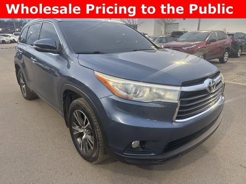 Used 2016 Toyota Highlander XLE image 2