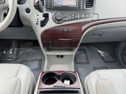 Used 2011 Toyota Sienna XLE image 15