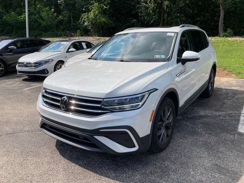 Used 2023 Volkswagen Tiguan SE w/ Panoramic Sunroof Package FWD image 3