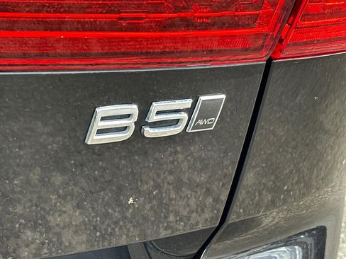 Used 2025 Volvo XC60 B5 Plus AWD/4WD image 31