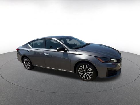 Used 2025 Nissan Altima 2.5 SV FWD image 2