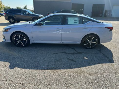 New 2025 Nissan Altima 2.5 SR image 7