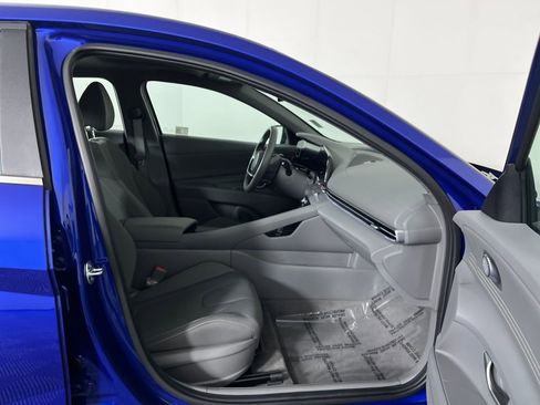 Used 2025 Hyundai Elantra SEL image 17