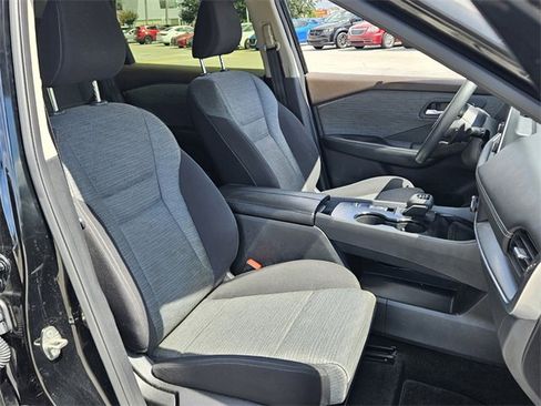 Used 2023 Nissan Rogue SV image 16