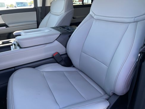 New 2025 Ford Expedition Active image 18