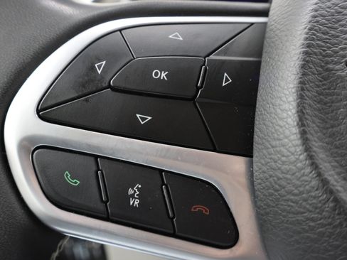 Used 2024 Chrysler Pacifica Touring-L image 16