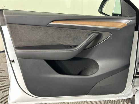 Used 2022 Tesla Model Y Long Range image 39