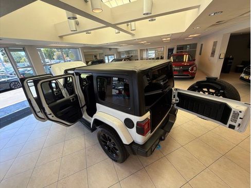 Used 2023 Jeep Wrangler Unlimited Sahara AWD/4WD image 36