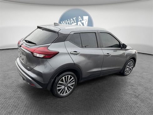 Used 2022 Nissan Kicks SV image 3