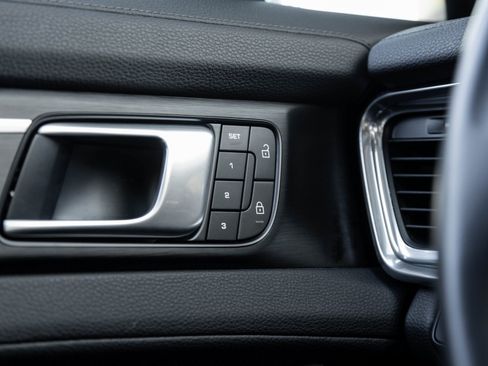 Used 2023 Porsche Panamera 4 Platinum Edition image 18