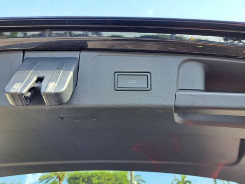 Used 2022 Volkswagen Atlas SEL R-Line image 6