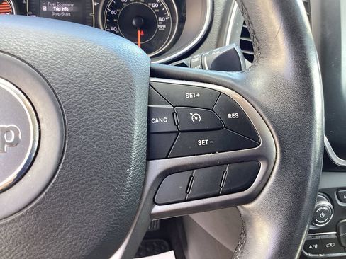Used 2019 Jeep Cherokee Latitude Plus w/ Cold Weather Group AWD/4WD image 37