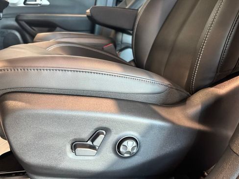 New 2027 Chrysler Pacifica Select FWD image 20