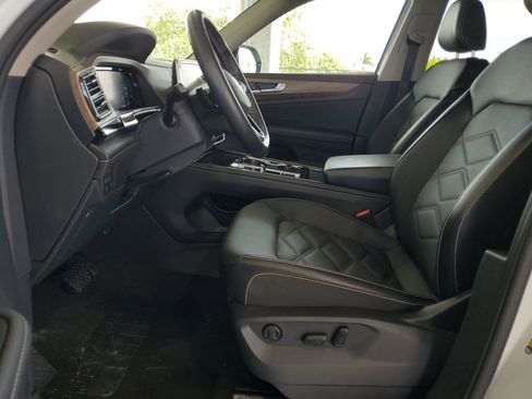 Used 2025 Volkswagen Atlas SE image 17