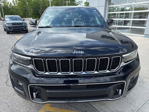 Used 2023 Jeep Grand Cherokee Overland w/ Luxury Tech Group IV AWD/4WD image 11