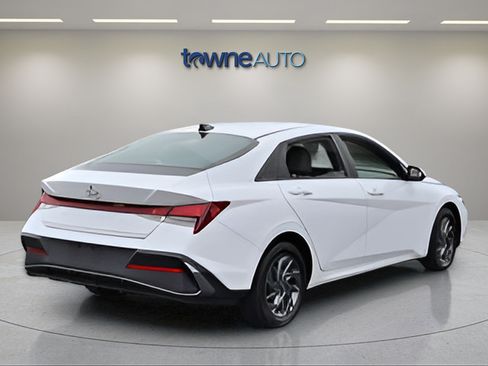 Used 2024 Hyundai Elantra SEL FWD image 5