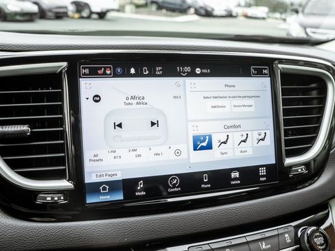 Used 2023 Chrysler Pacifica Touring-L image 9