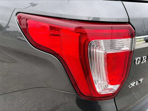 Used 2017 Ford Explorer XLT w/ Equipment Group 202A FWD image 42