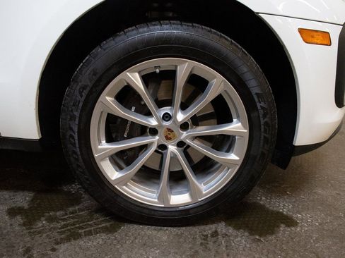 Certified 2025 Porsche Macan image 16