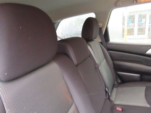 Used 2019 Nissan Pathfinder SV image 38