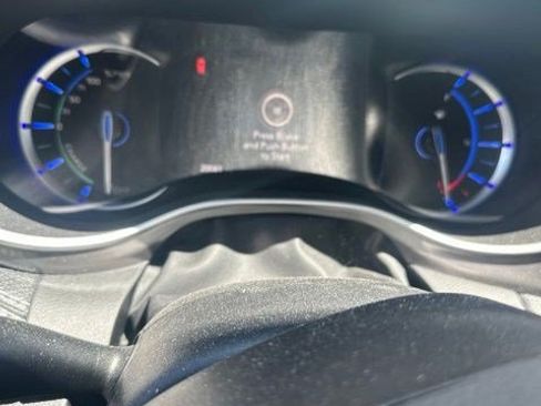 Used 2025 Chrysler Pacifica Select FWD image 5