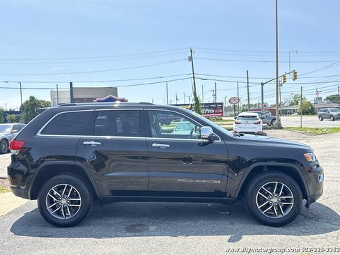 Used 2017 Jeep Grand Cherokee Limited AWD/4WD image 4