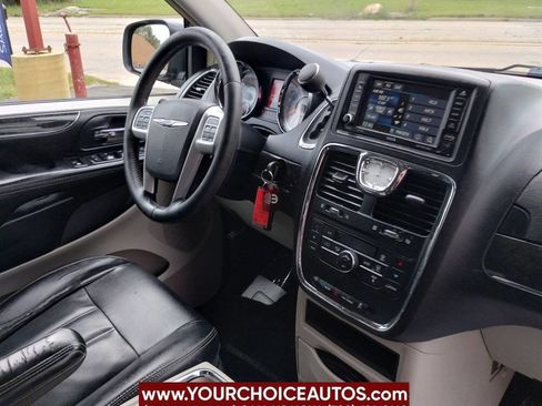 Used 2015 Chrysler Town & Country Touring image 22
