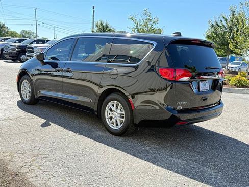 Used 2025 Chrysler Voyager LX FWD image 5