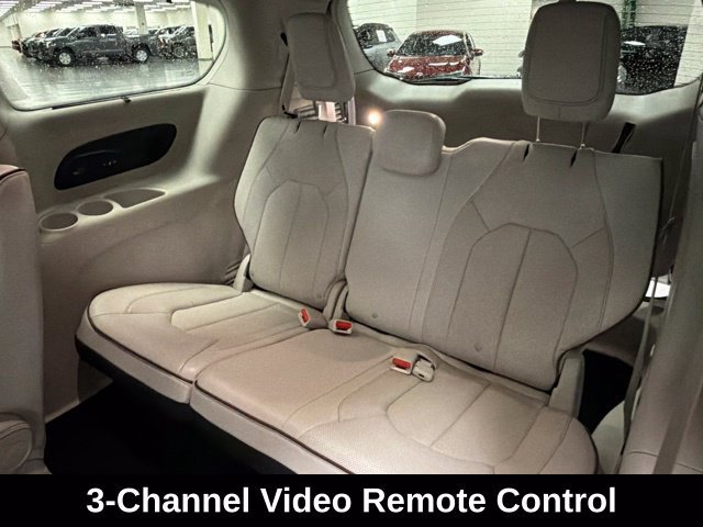 Used 2020 Chrysler Pacifica Limited w/ Tire & Wheel Group FWD image 17