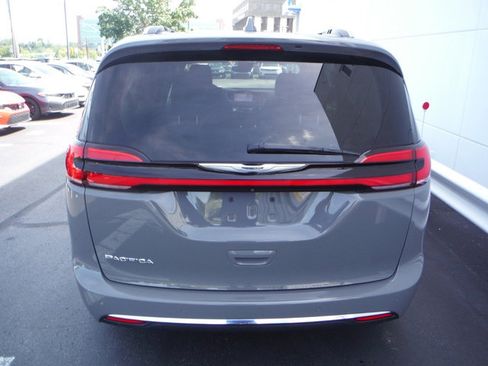Used 2021 Chrysler Pacifica Touring-L w/ Uconnect Theater Family Group FWD image 10