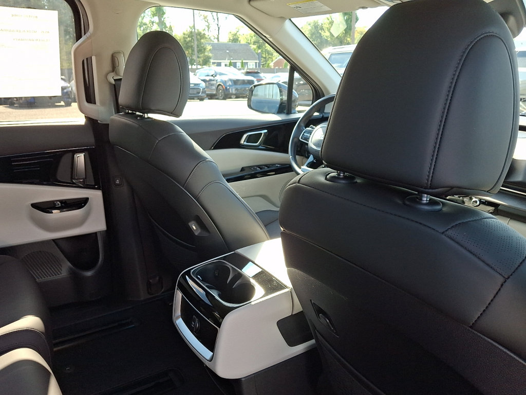 Used 2024 Kia Carnival EX FWD image 16