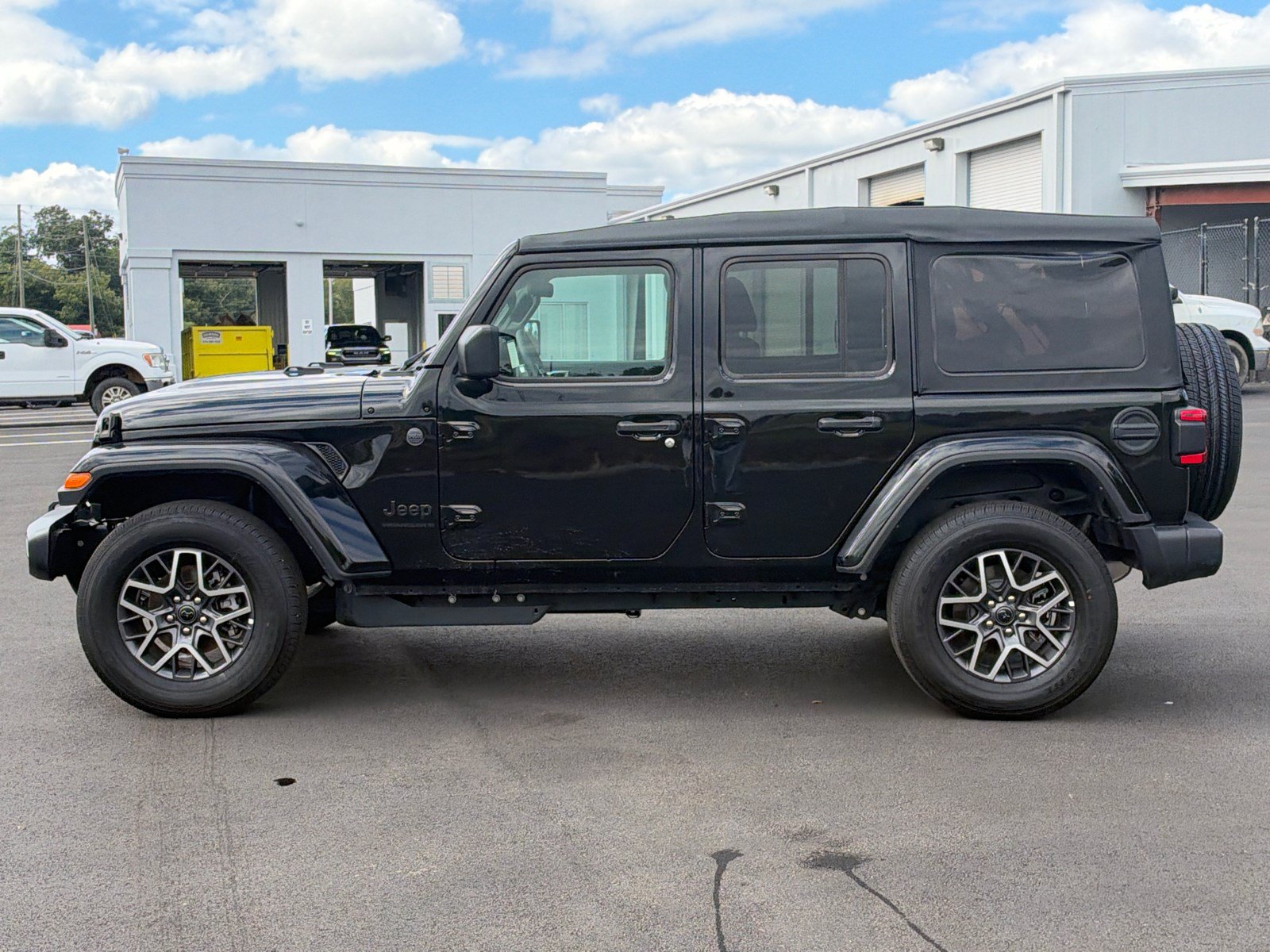 Used 2026 Jeep Wrangler Unlimited Sahara AWD/4WD image 8