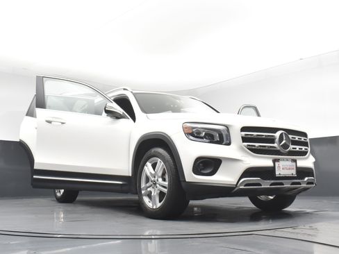 Used 2021 Mercedes-Benz GLB 250 4MATIC w/ Premium Package image 29