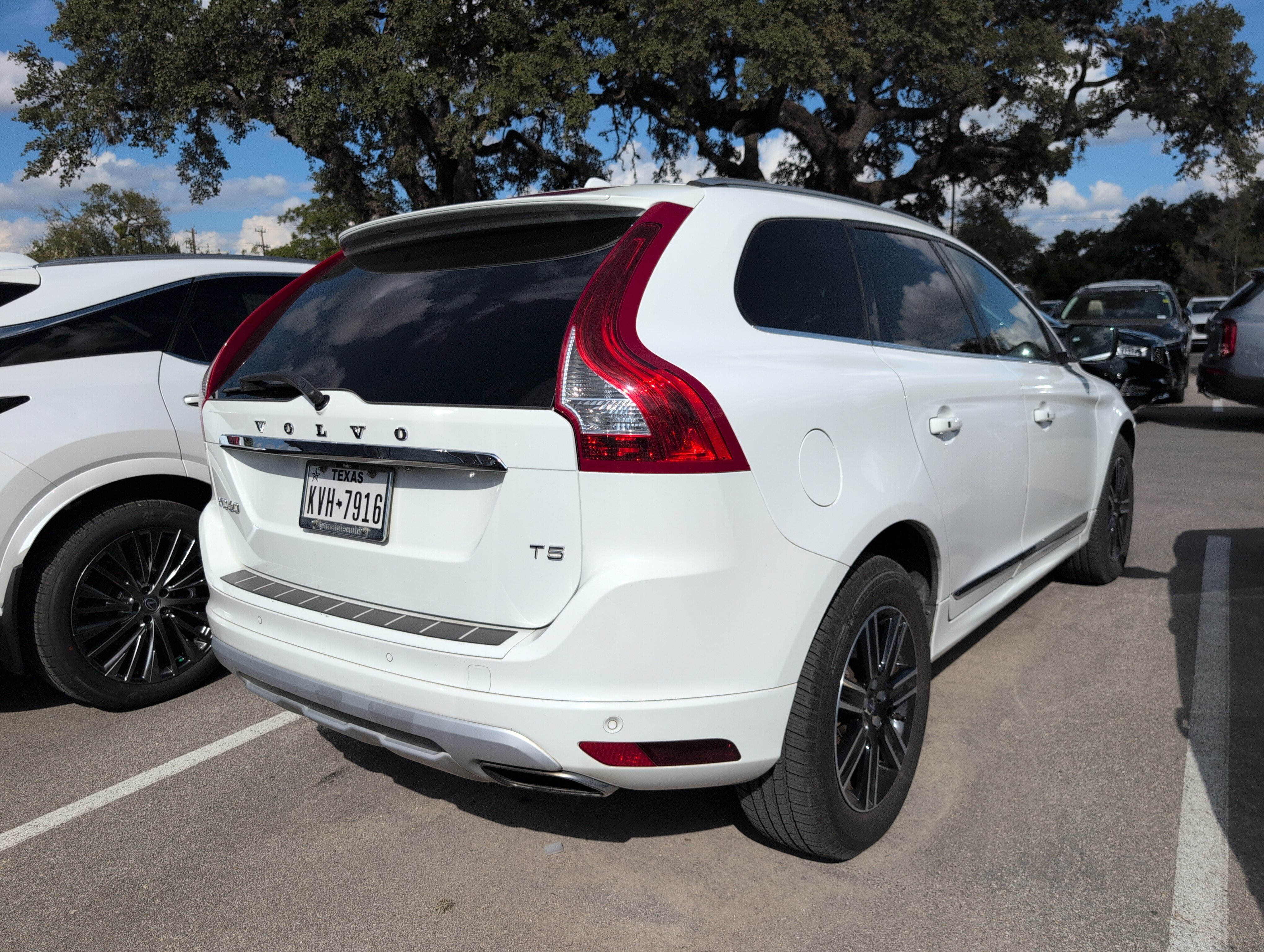 Used 2017 Volvo XC60 T5 Dynamic w/ Preferred Option Package FWD image 3