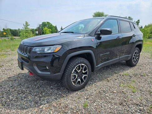 Used 2025 Jeep Compass Trailhawk AWD/4WD image 3